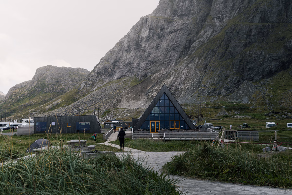 Lofoten Beach Bar, Saunagbeäude und Berge im Hintergrund