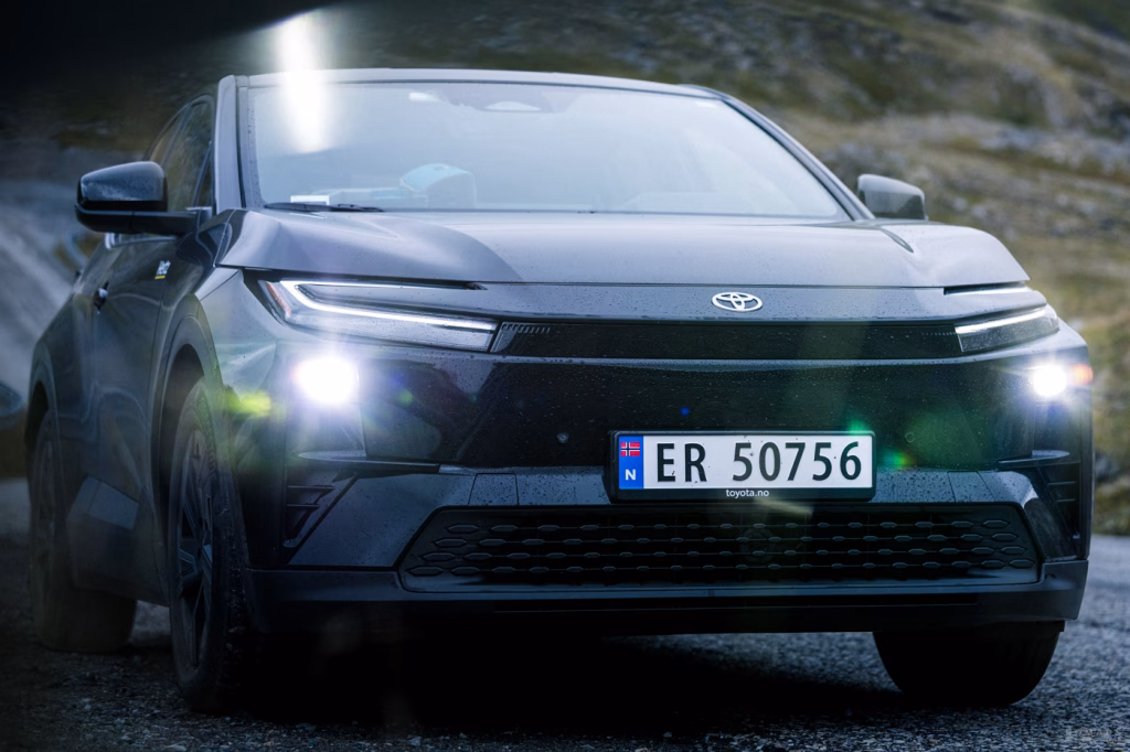 Elektrischer Toyota als Mietwagen in Norwegen auf einer Bergstraße