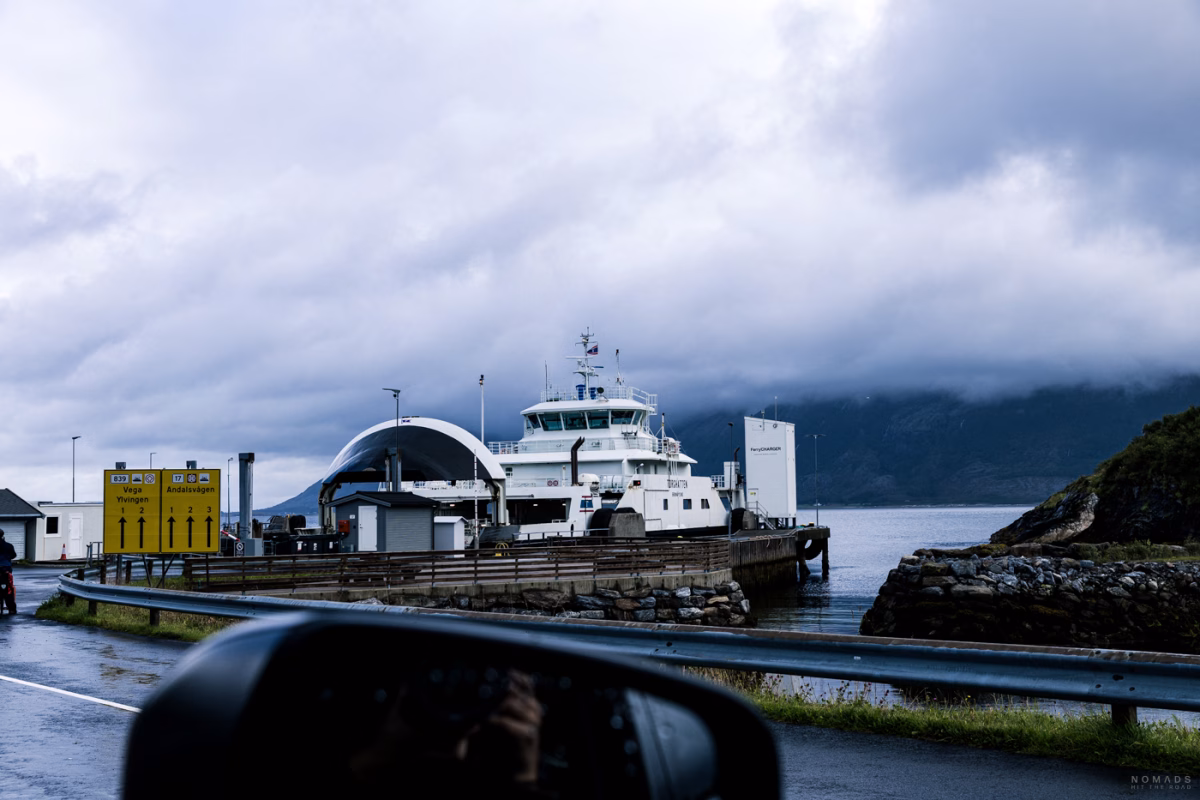 Norwegische Autofähre am Anleger während einer Rundreise mit dem Mietwagen