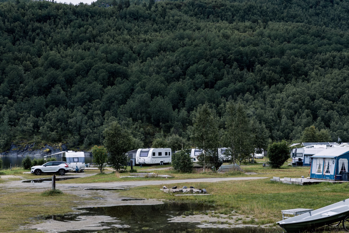 Blick auf den Campingplatz mit Langzeitcampern am Øyra Camping im Rago Nationalpark