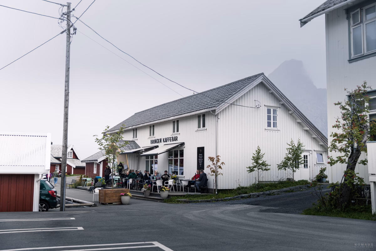 Blick auf das Gebäude der Bringen Kaffeebar in Reine