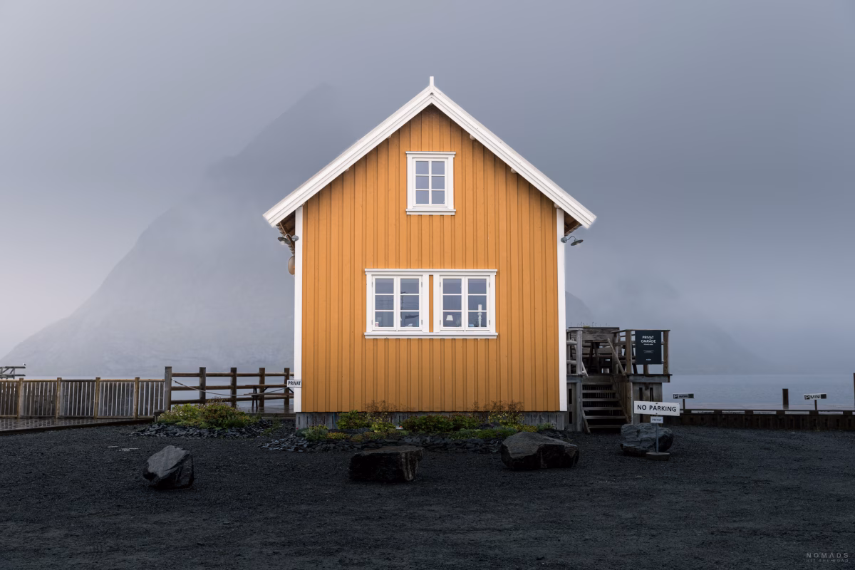 The Famous Yellow House vor nebliger Landschaft
