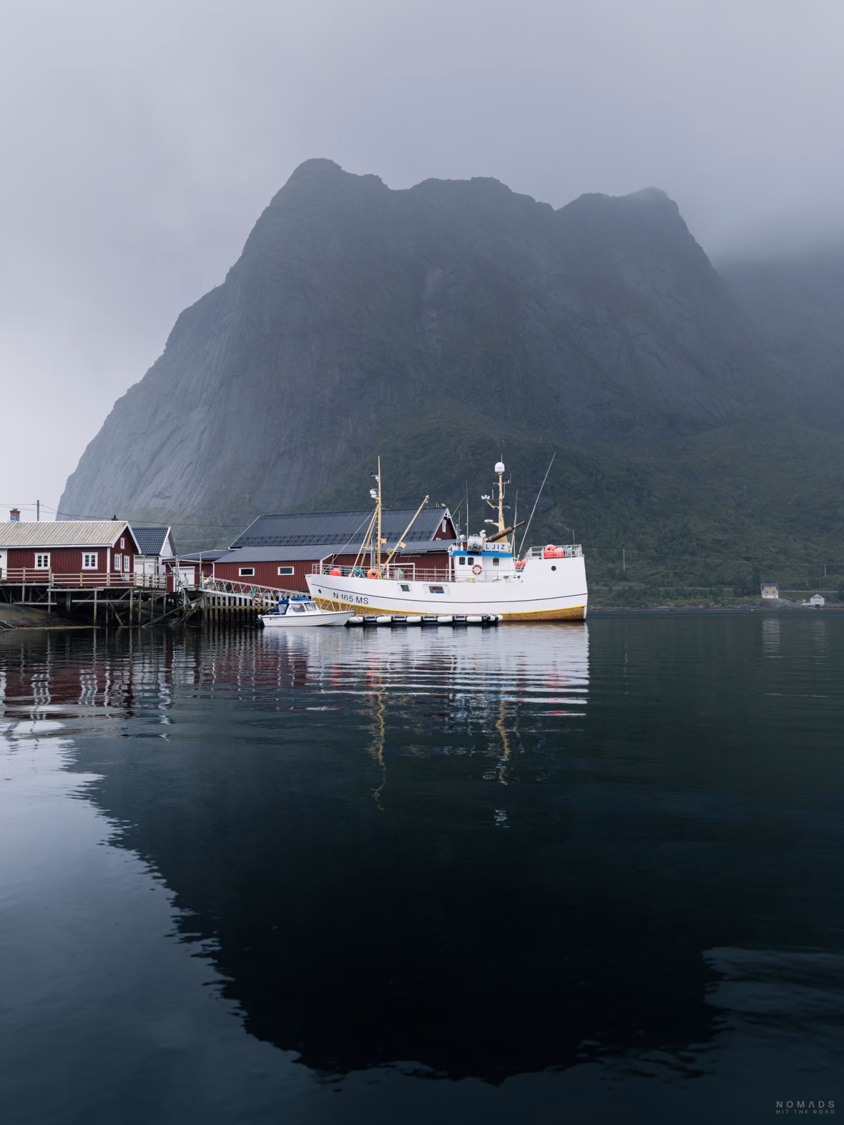 Blick auf den Reinebringen bei nebligem Wetter und dem Hafen in dem ein Schiff anliegt