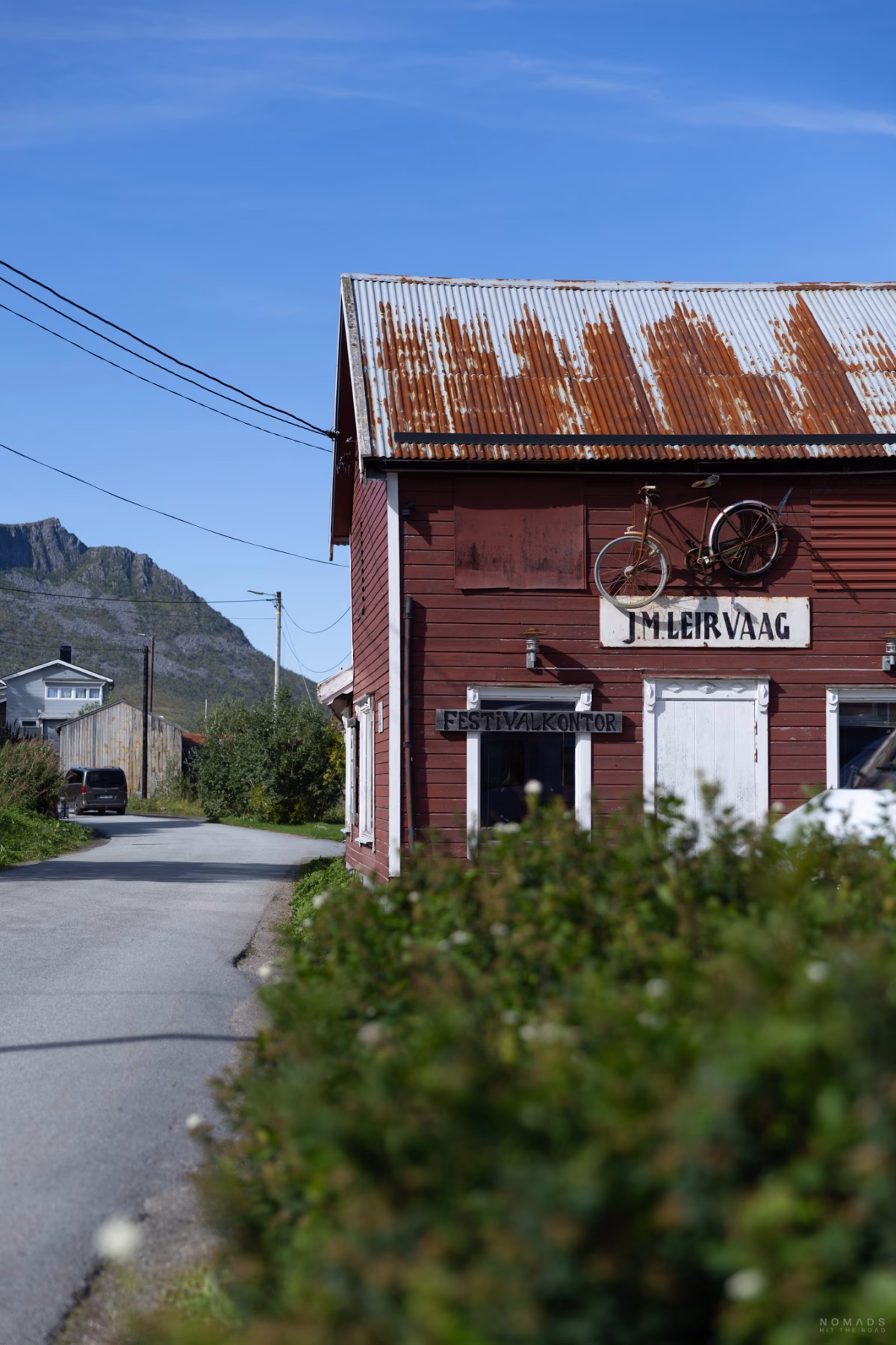 Gebäude mit Fahrrad über der Tür in Gryllefjord