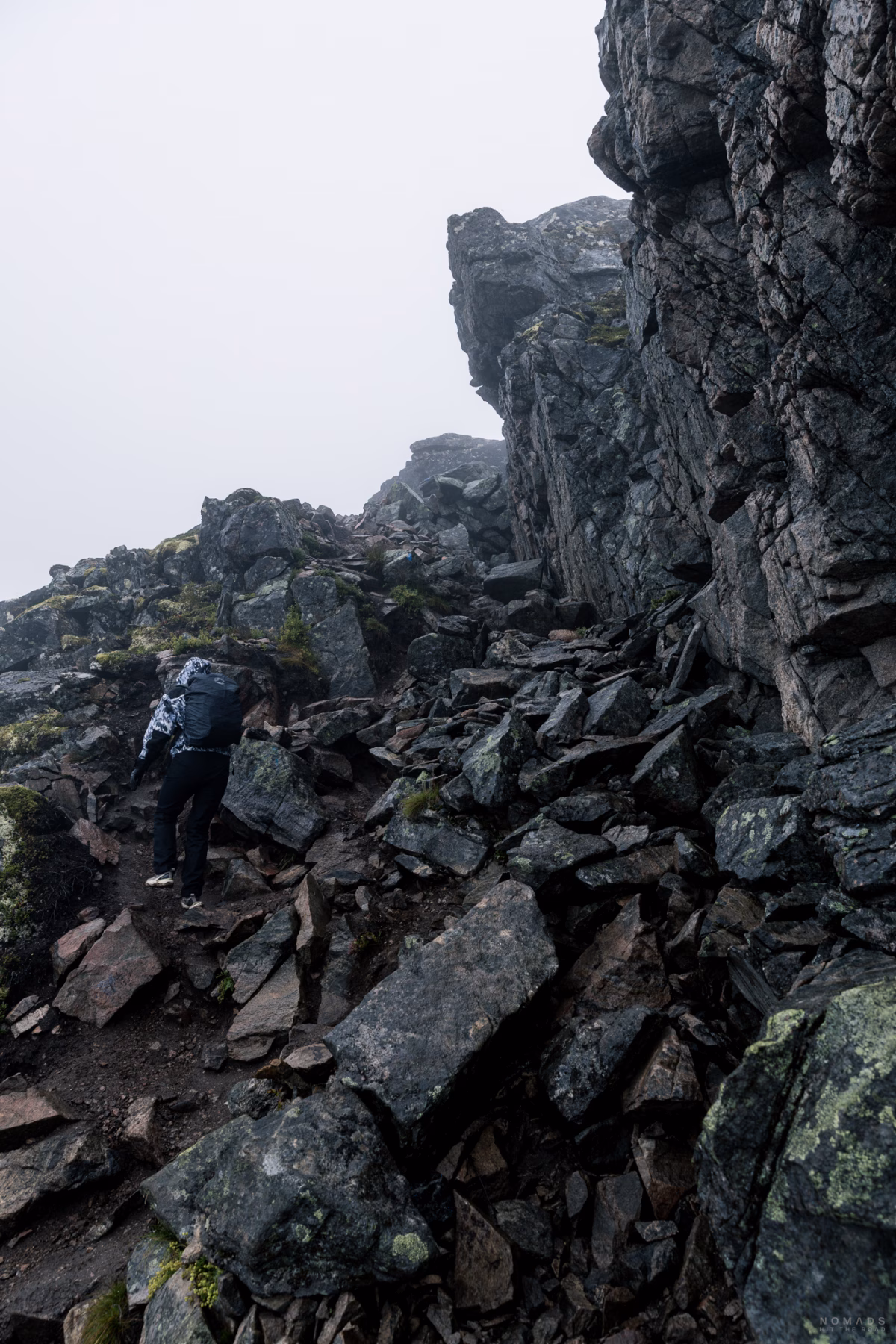 Person steigt einen steinigen Wanderweg am Hesten hoch