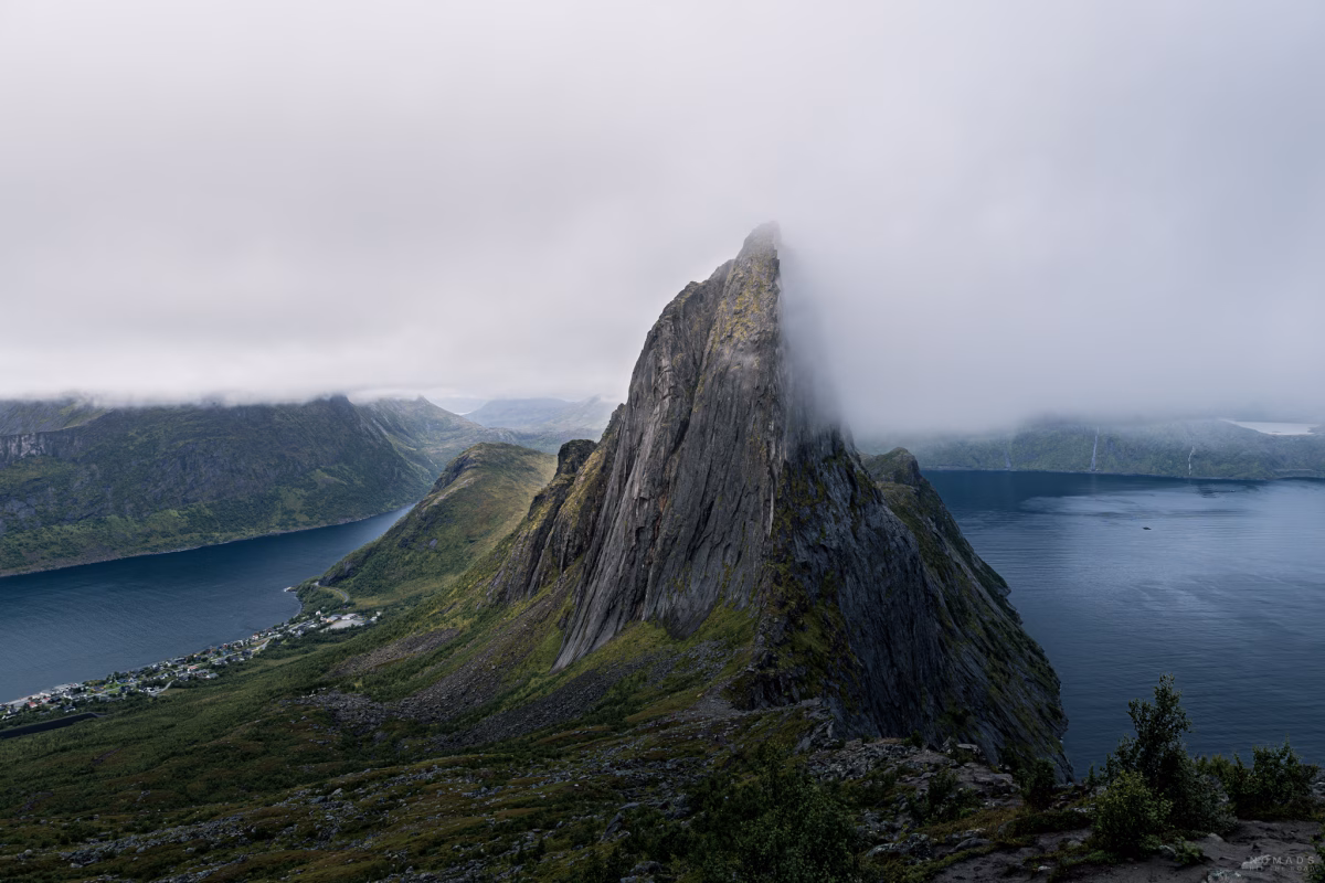 Blick auf den Segla vom Hesten mit einer Nebelwolke auf der rechte Seite