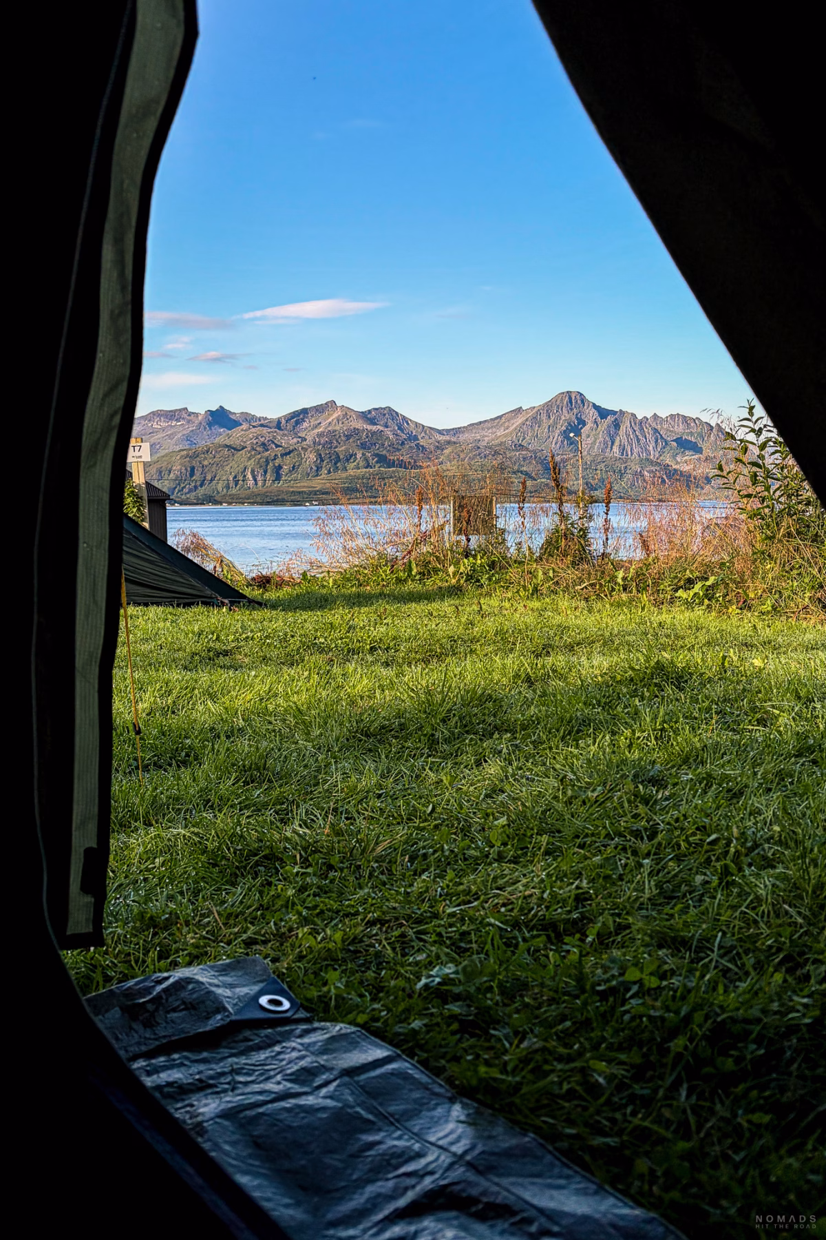 Blick aus einem Zelt auf Gebirge auf dem Skaland Campingplatz auf Senja, Norwegen