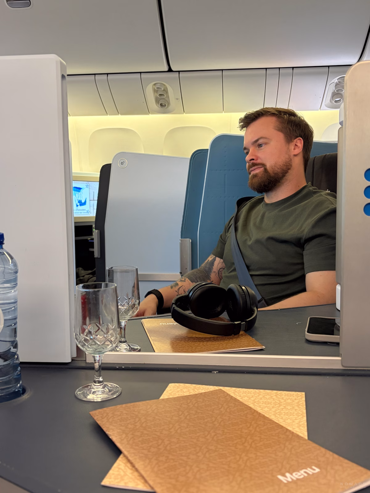 Mann sitzt in der Business Class von KLM