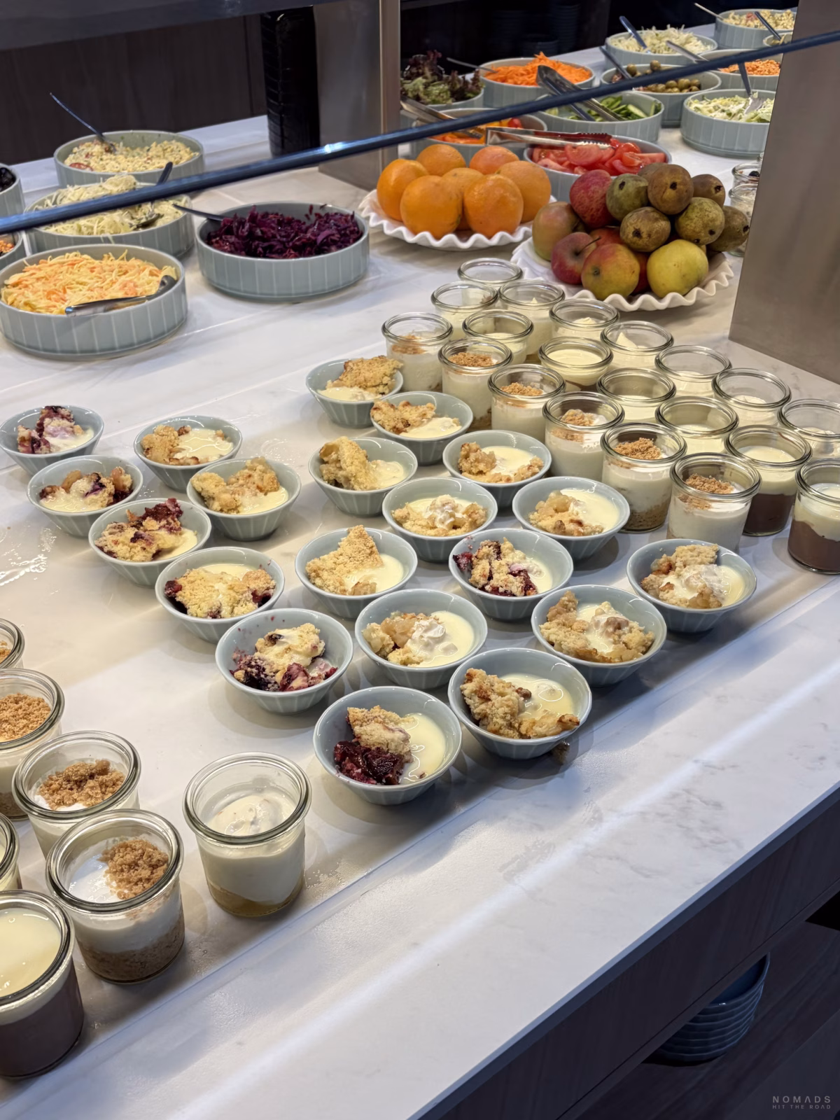 Essen als Buffet in einer Flughafenlounge