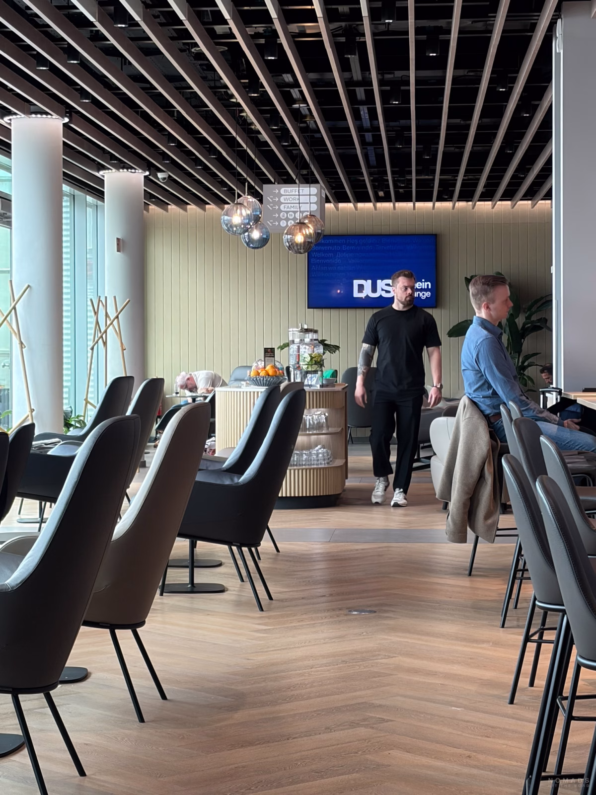 Mann läuft durch die Flughafenlounge in Düsseldorf dank der Amex Platinum Card