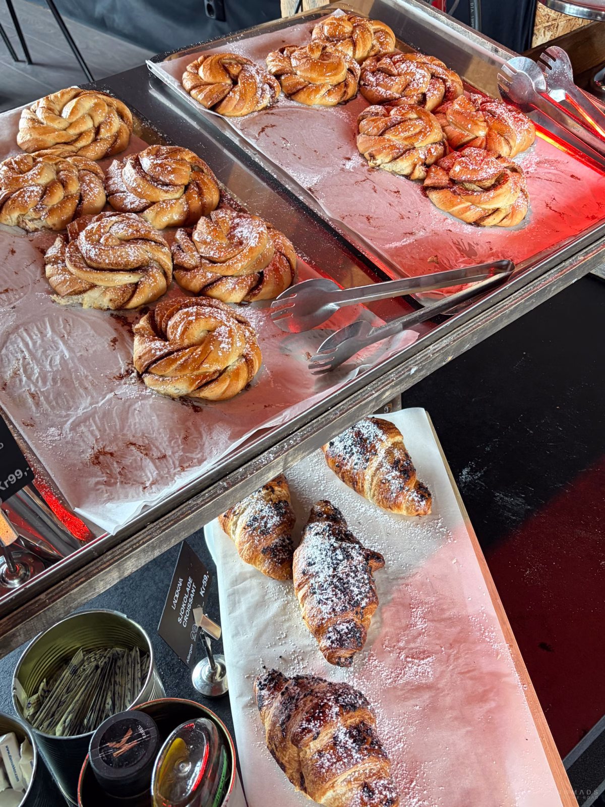Kanelboller auf einer Ablage zur Selbstbedienung