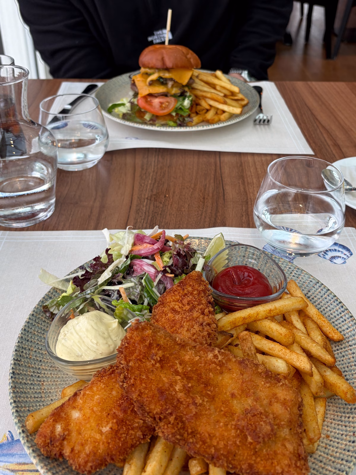 Fish & Chips und Burger in einem Restaurant in Norwegen