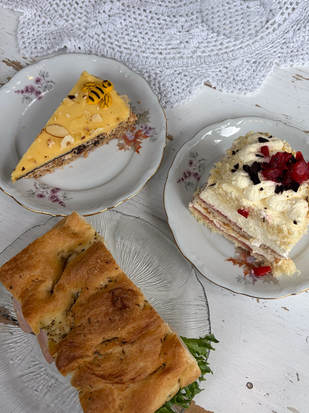 Teller mit Kuchen und Panini in einem Café in Norwegen
