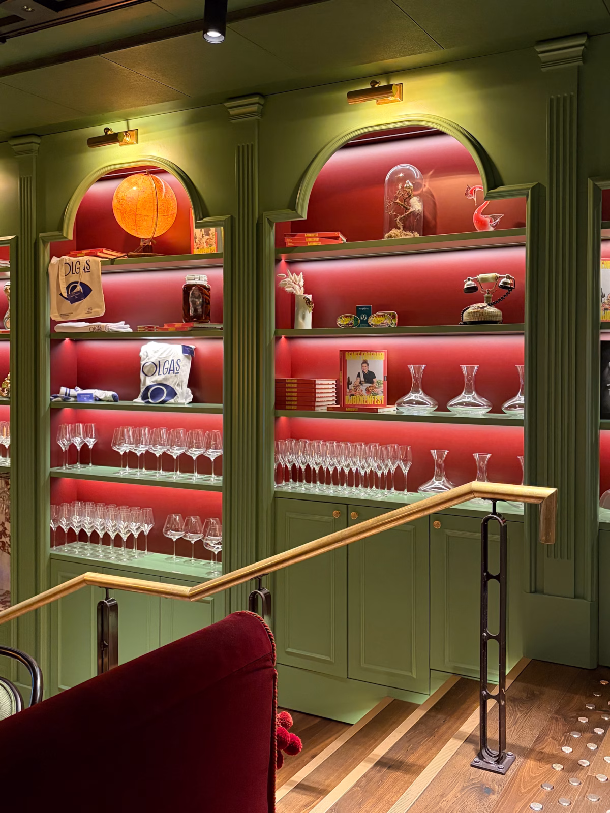 Regal gefüllt mit Gläsern und Produkten in einem Restaurant in Norwegen