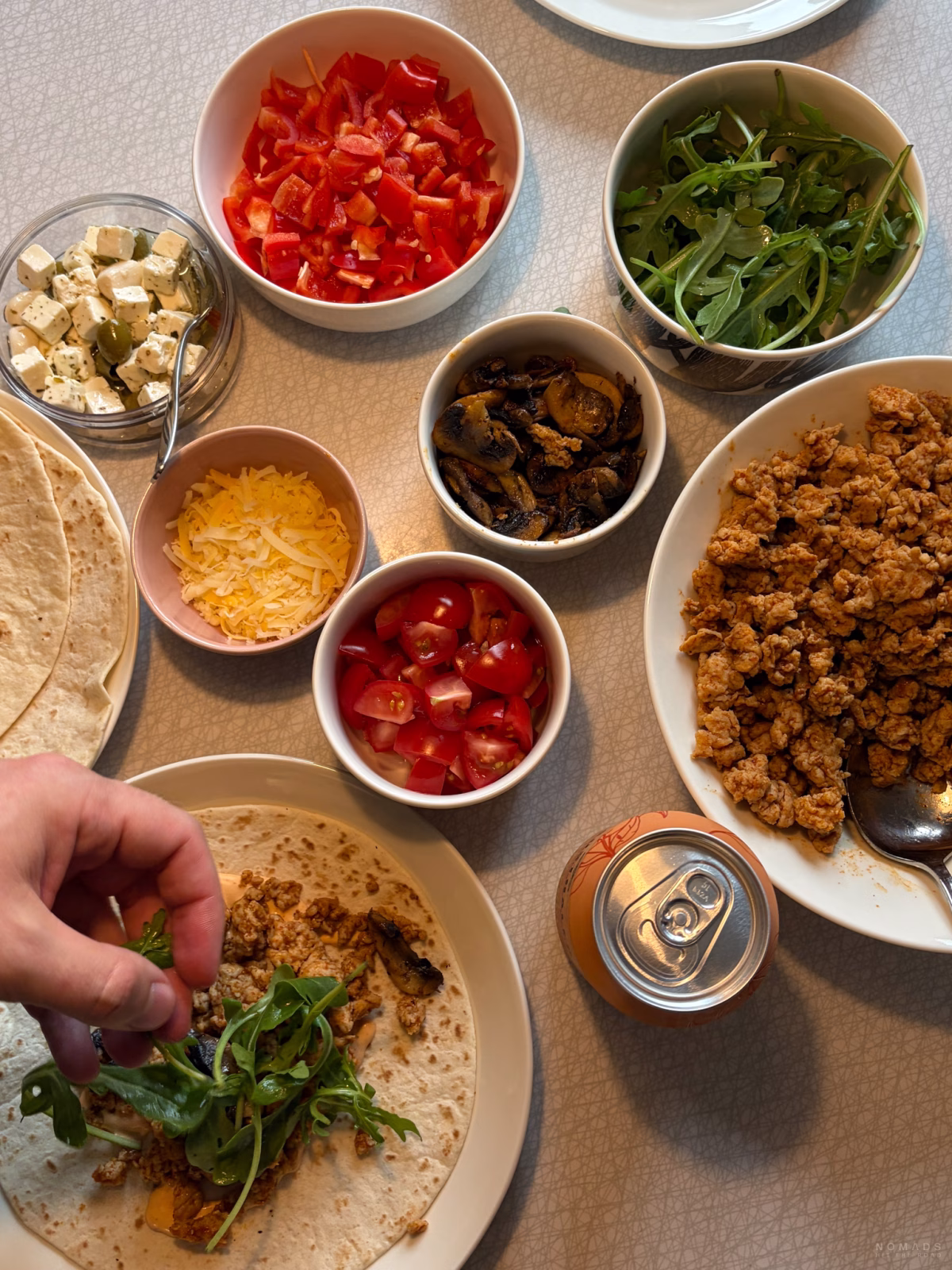 Tisch gedeckt mit Lebensmitteln zum Taco machen als Selbstversorger